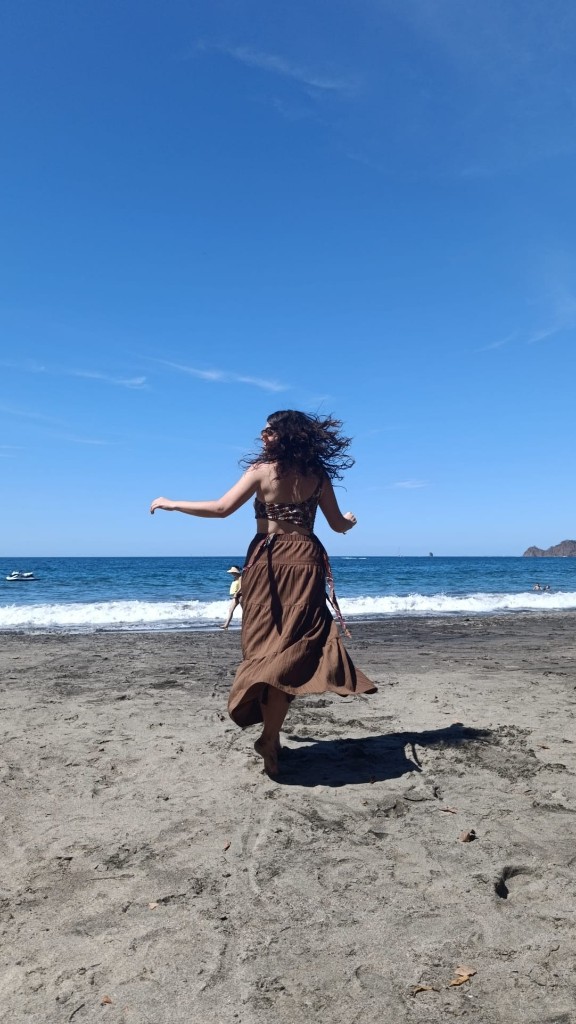 Adriana Pérez Salmerón en la playa, disfrutando del mar